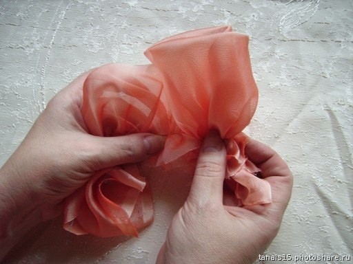 Розы из остатков органзы и атласа Розы из остатков органзы и атласа