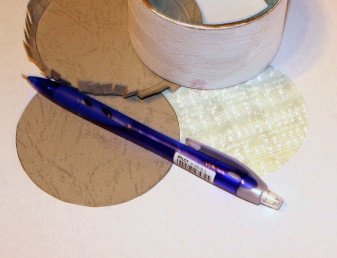 Мастерим коробочку-шкатулку из бобины скотча Мастерим коробочку-шкатулку из бобины скотча