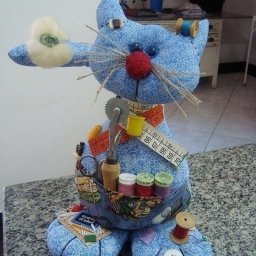 Кот - помощник рукодельницы