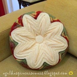 ​Подушка, которая связана в виде цветка