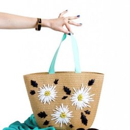 Украшение летней сумочки вышивкой атласными лентами: мастер-класс