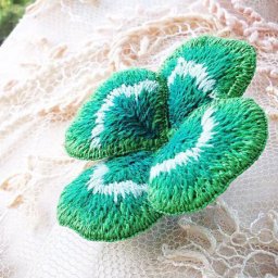 Брошь "Клевер на удачу" в технике stumpwork