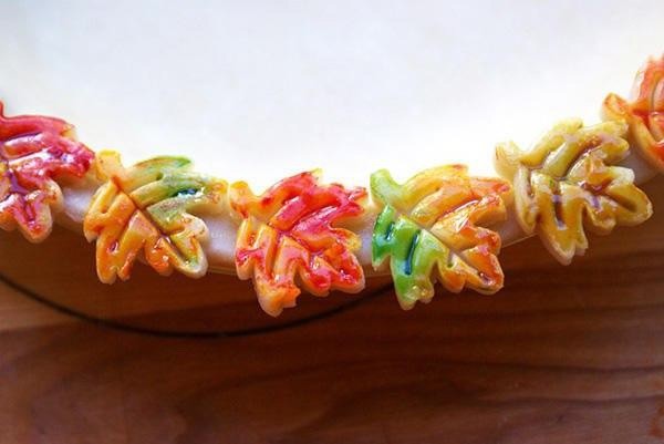 Разноцветное украшение края пирога "Осенние листья"