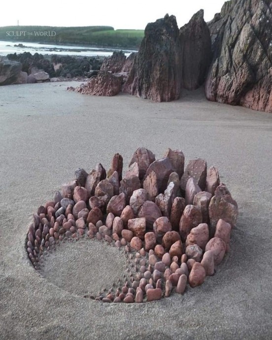 Умиротворяющие композиции из камней на пляже