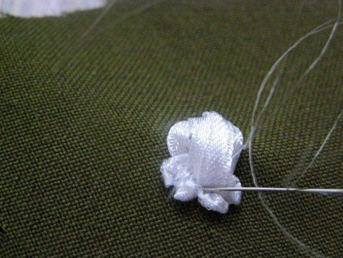 Вышивка ландышей атласными лентами