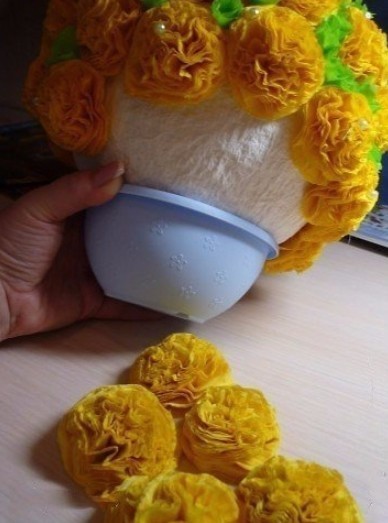 Яркий букет из обычных салфеток