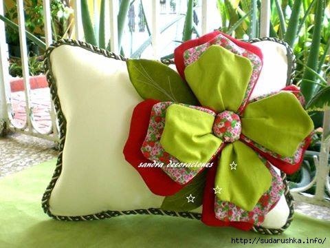 Как сшить лоскутный цветок для украшения подушки