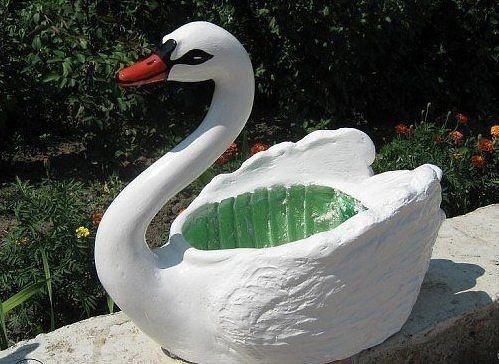 Кашпо для дачи в форме лебедя