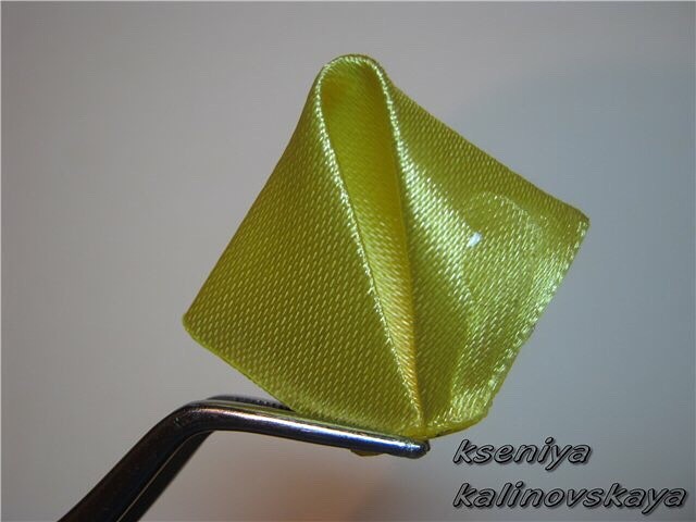 Красивый цветок из лент Красивый цветок из лент