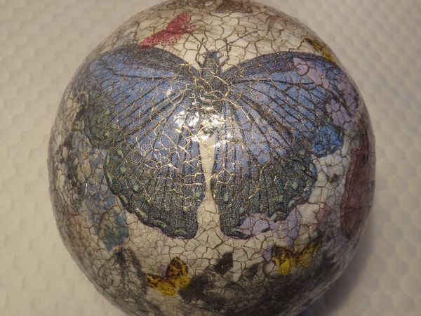 Большой декоративный шар из папье-маше