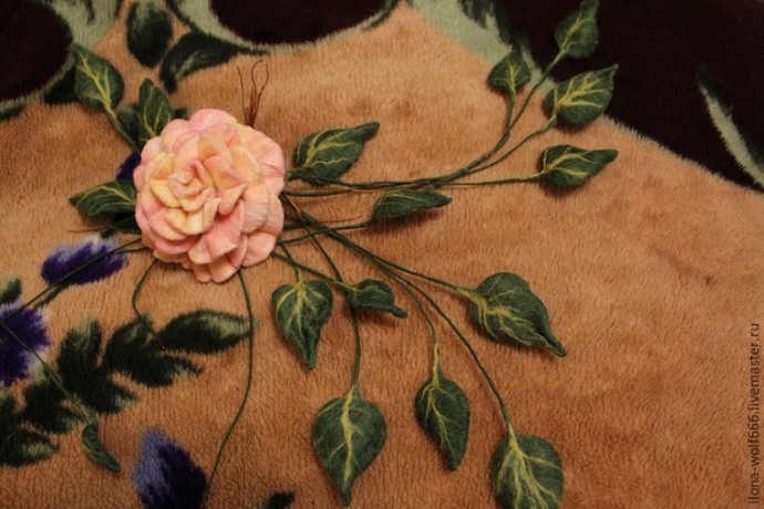 Шикарное колье с розой из войлока