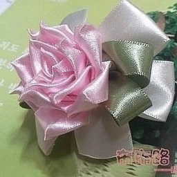 Роза из атласной ленты
