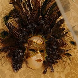 Венецианская маска с перьями