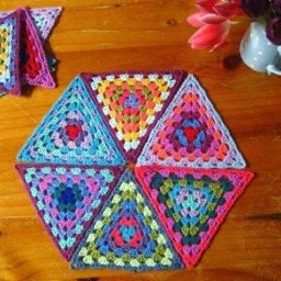 ​Цветные треугольники крючком