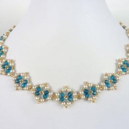 Изящное колье из бисера и бусин "Шарм"