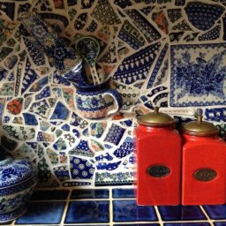 Из ненужного в нужное: изделия из битой посуды и керамической плитки