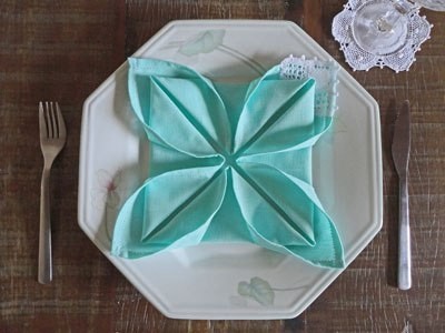 Складываем салфетку-снежинку Складываем салфетку-снежинку