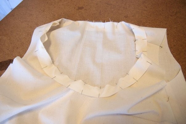 Обработка горловины косой бейкой