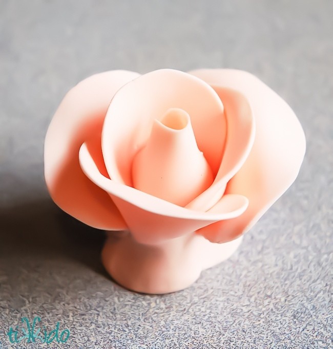 Простейшая в исполнении и при этом красивая роза из полимерной глины