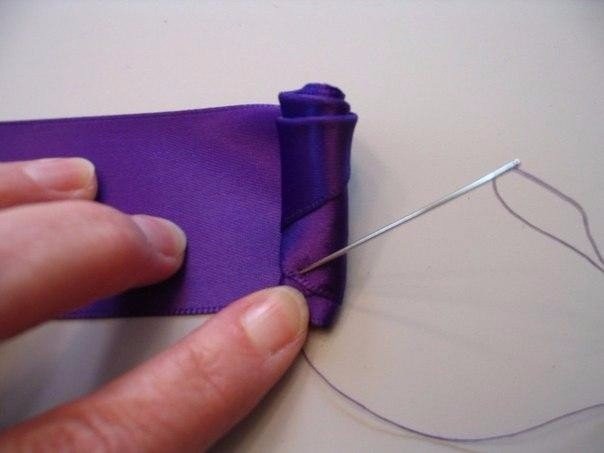 Роза из атласной ленты