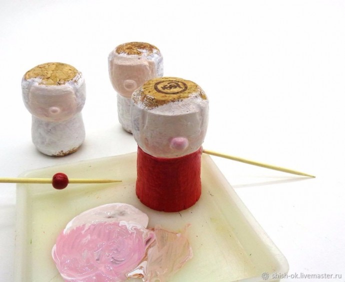 Создаем новогодние фигурки из пробок