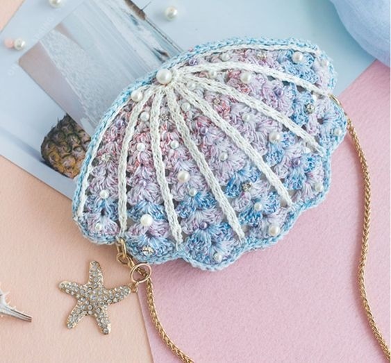 Вязаная сумочка-ракушка