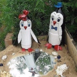 Поделки из обычных пластиковых бутылок для дачного участка