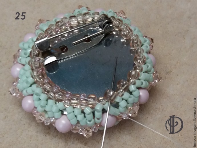 Лунная брошь с кабошоном-лунасофтом Лунная брошь с кабошоном-лунасофтом