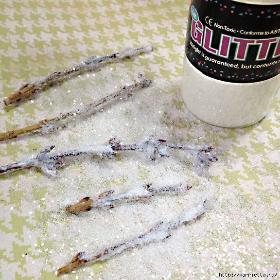 Подсвечник из блестящих веточек