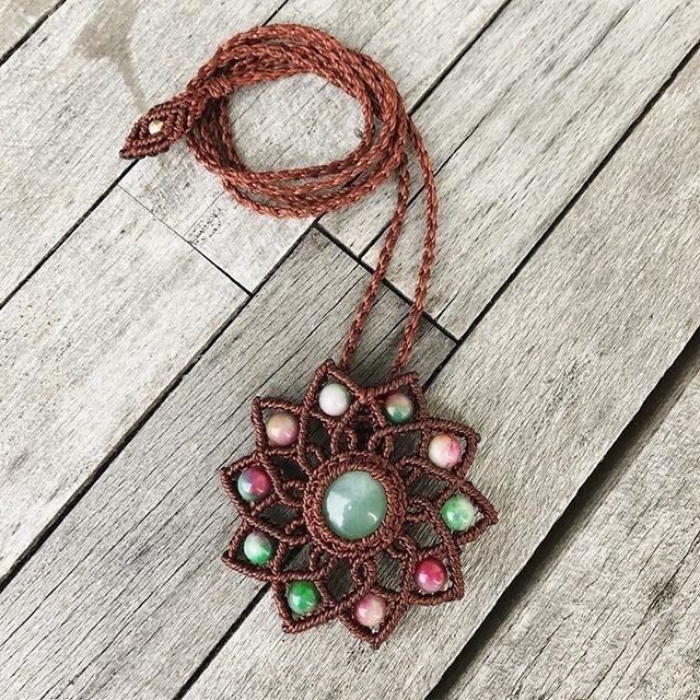 Украшение в технике макраме