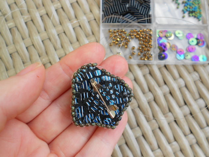 Брошь в виде мухи