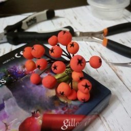 Веточка рябины из самозатвердевающего пластилина