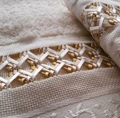 Вышивка лентами на полотенцах
