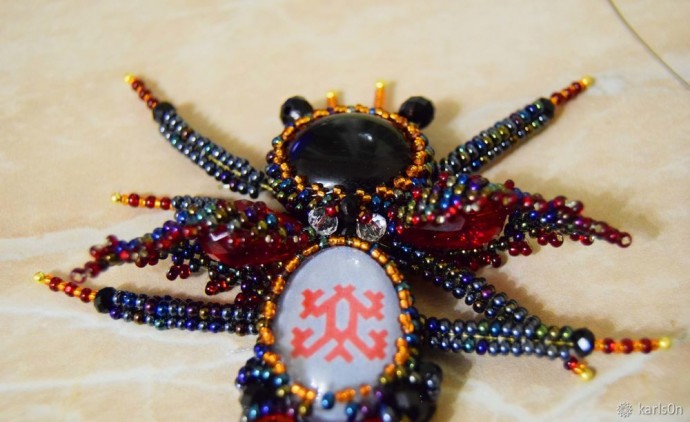 Изготавливаем брошь "Узорчатый жучок"