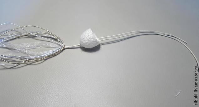 Украшение из коконов тутового шелкопряда