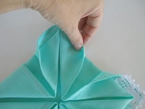 Складываем салфетку-снежинку Складываем салфетку-снежинку