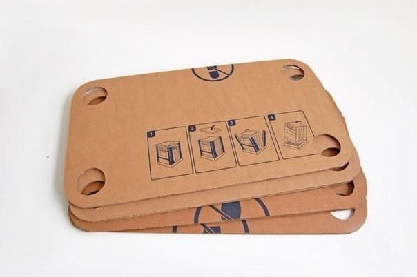 Столик из картонной коробки и втулок от бумажных полотенец
