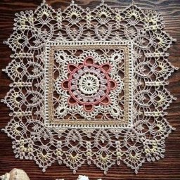 Ажурная квадратная салфетка