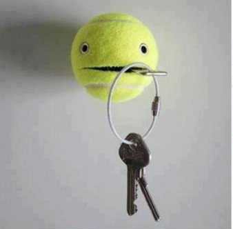 Функциональный держатель из ненужного теннисного мячика Функциональный держатель из ненужного теннисного мячика