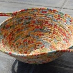 ​Корзинка из полосок ткани и веревки