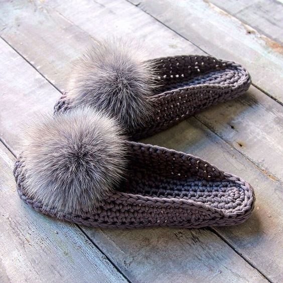 Красивые и уютные домашние тапочки крючком