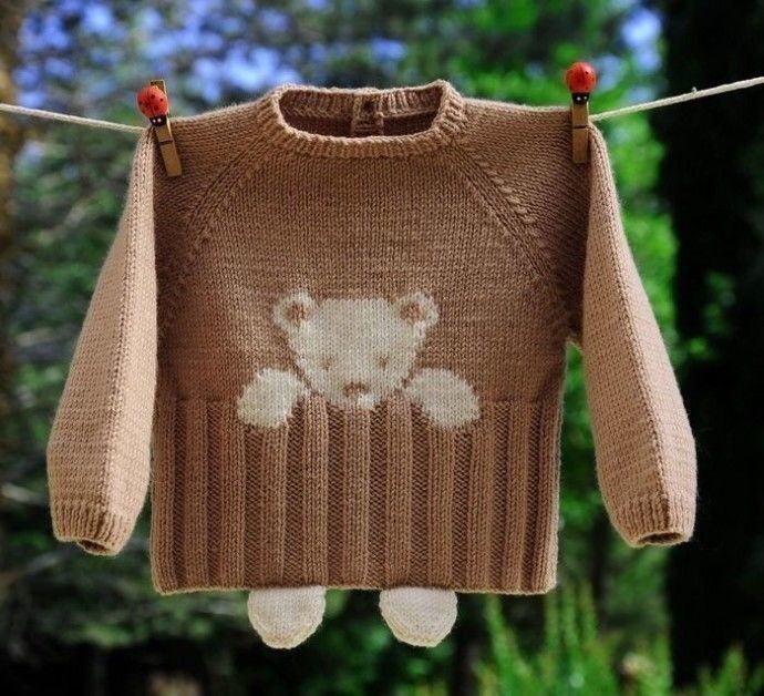 Мишка на вязаном свитере с лапками, выглядывающими из-под него