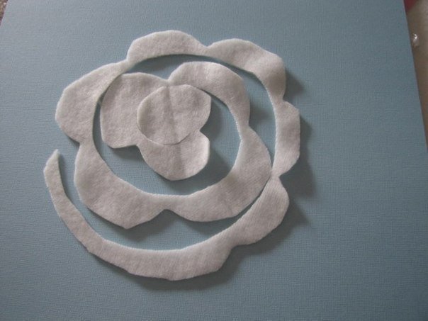 Нежная подушка с флисовыми розами