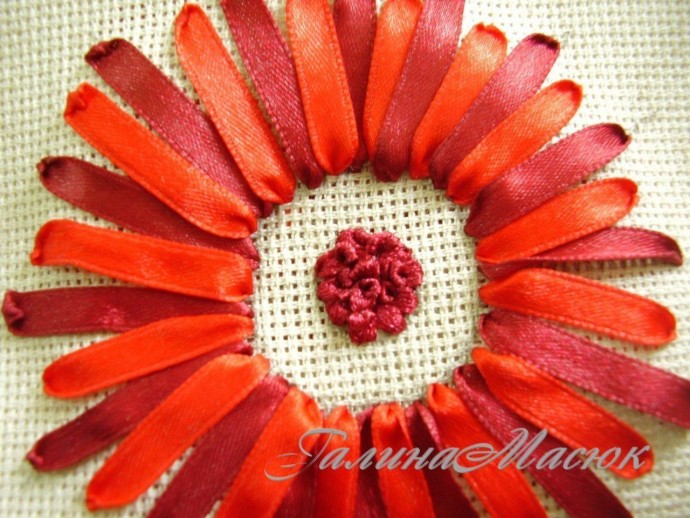 Вышивка лентами: гербера