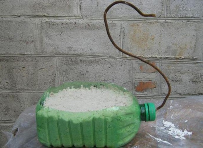 ​Делаем кашпо в виде пары лебедей из гипса и баклажки