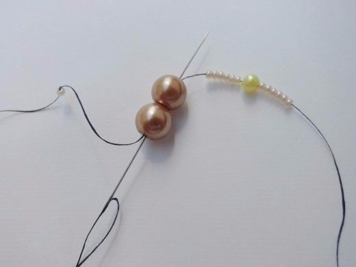 Красивый браслет из бисера и бусин