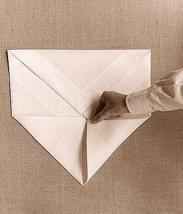 Красиво оформляем салфетку цветком Красиво оформляем салфетку цветком