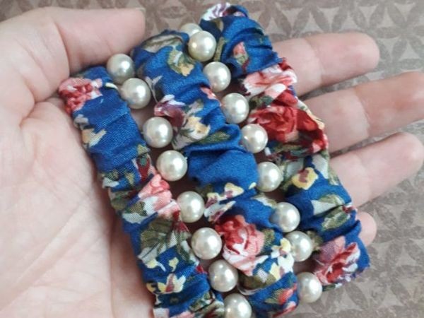 Широкий браслет из ткани и бусин