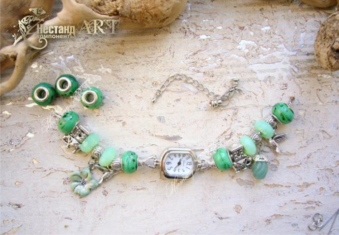 Часы-браслет в тропическом стиле