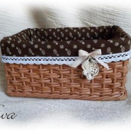 Оплетаем коробку газетными трубочками